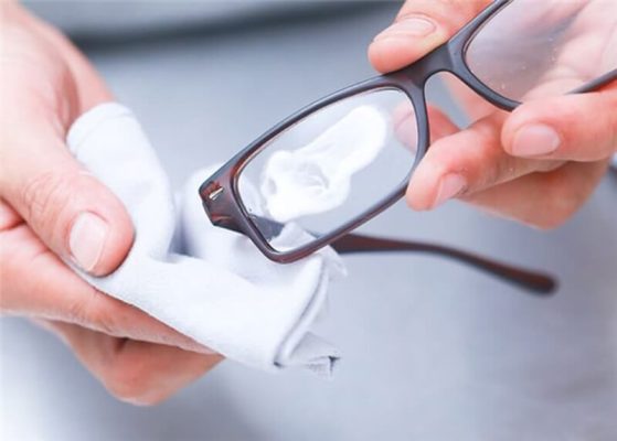 tẩy keo 502 dính trên kính