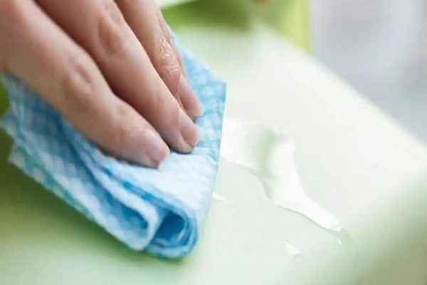 tẩy keo 502 trên nhựa